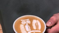 Menampilkan bentuk hewan yang tak biasa, barista ini membuat lukisan burung hantu di atas kopinya. Mata yang besar hingga sayap yang lebar digambarkan dengan sempurna. Foto: Instagram/dariopieber