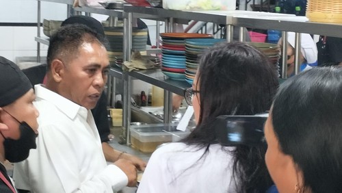 Bupati Manggarai Barat Edistasius Endi sidak hingga ke dapur sebuah restoran di Labuan Bajo saat pengujian formalin pada makakan di restoran tersebut, Rabu (26/4/2023). (Ambrosius Ardin/detikBali)