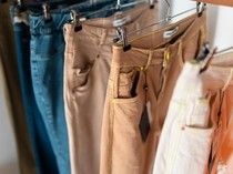 4 Tips Gantung Celana Biar Tetap Rapi dan Nggak Kusut