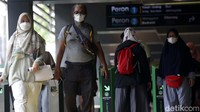 Meski belum seramai biasanya, Stasiun Sudirman mulai banyak penumpang yang akan ke kantor.