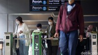 Sejumlah pekerja keluar dari Stasiun Sudirman, Jakarta, Rabu (26/4/2023).