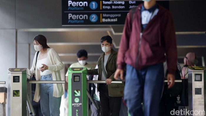 Cuti Bersama Selesai, Stasiun Sudirman Kembali Bergeliat Cuti Idulfitri sudah selesai, sejumlah pekerja pun kembali ke kantor. Sejumlah stasiun kereta api pun kembali ramai.