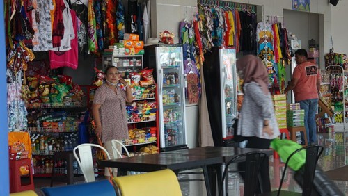 Deretan warung di ruang tunggu penumpang Terminal Mengwi, Badung, Bali. (Foto: Agus Eka/detikBali)