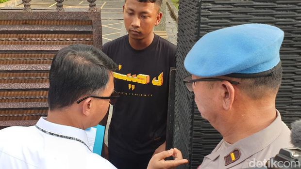 Dirreskrimum Polda Sumut Kombes Sumaryono saat hendak maasuk ke rumah AKBP Achiruddin. (Goklas Wisely/detikSumut)