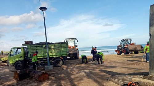 DLHK Badung mengangkut 200 ton sampah kiriman di sepanjang pantai wilayah selatan.