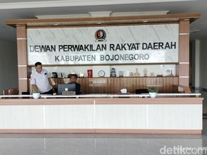 Aksi Mesum Anggota DPRD Bojonegoro Fraksi PKB Mangku Cewek Open BO