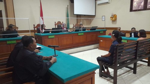 PN Singaraja memvonis dua terdakwa pelaku perdagangan orang dengan pidana penjara lima tahun, lebih ringan dari tuntutan jaksa.