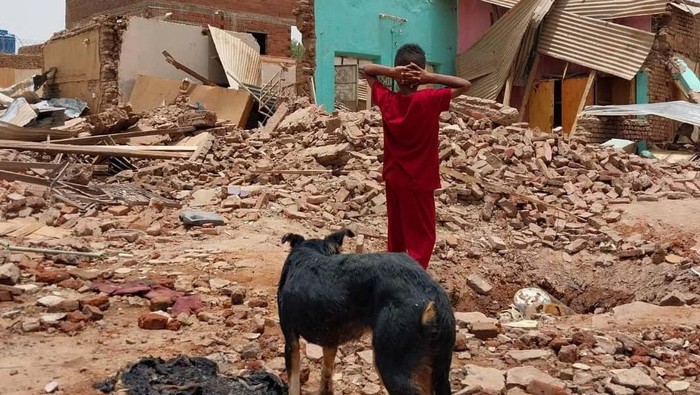 Ekspresi Warga Sudah Lihat Rumah Mereka Hancur Akibat Perang Saudara Damaged buildings are seen following clashes between the paramilitary Rapid Support Forces and the army in South Khartoum locality, Sudan April 25, 2023. REUTERS/ Stringer NO RESALES. NO ARCHIVES. WATERMARK FROM SOURCE