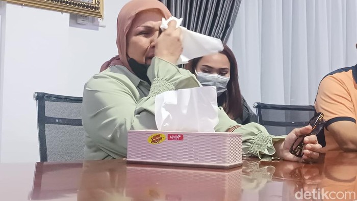 Elvi, ibu dari Ken Admiral korban penganiayaan oleh Aditya Hasibuan menangis saat berada di Polda Sumut, Rabu (26/4/2023). (Goklas Wisely/detikSumut)