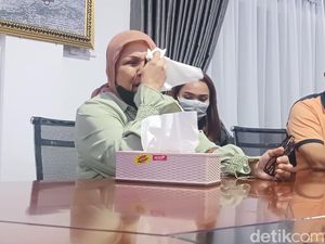 Tangis Ibunda Korban Anak AKBP Achiruddin Usai Terima Flashdisk Misterius