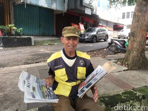 Bangganya Eman Jadikan 2 Anak Sarjana dari Jualan Koran