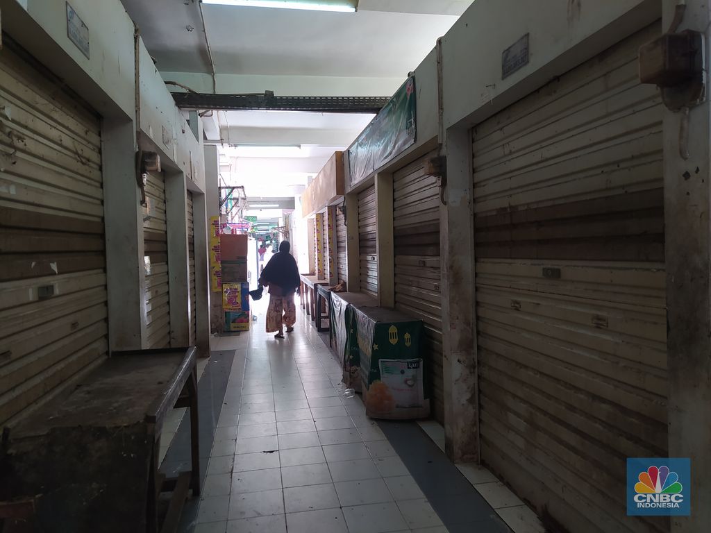 Empat hari setelah hari raya Lebaran Idul Fitri, aktivitas jual beli di pasar tradisional terpantau relatif masih sepi atau belum normal. (CNBC Indonesia/Martya Rizki)