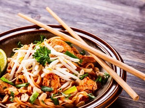 Stop! Cara Pakai Sumpit Ini Ternyata Punya Arti Tak Sopan