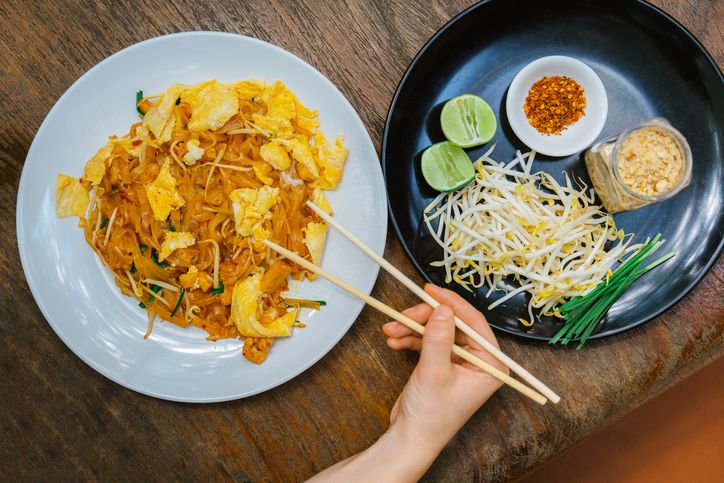 Stop! Cara Pakai Sumpit Ini Ternyata Punya Arti Tak Sopan