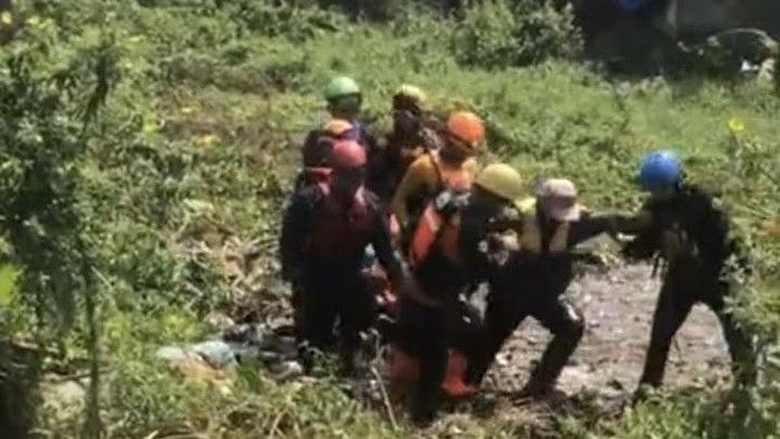 Evakuasi korban terseret arus gorong-gorong di Depok.