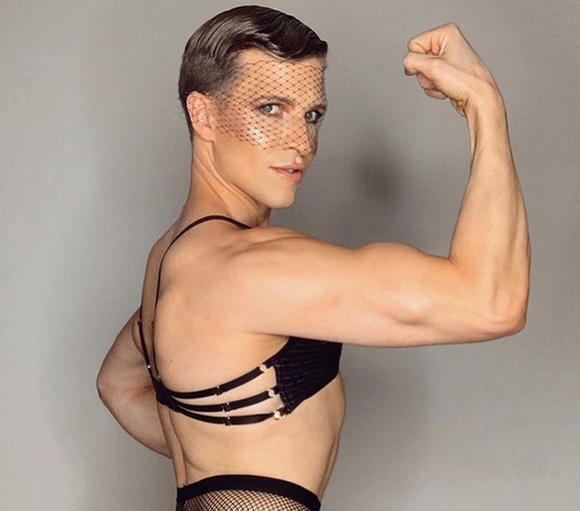 Di Instagramnya, Jake memang sering memamerkan dirinya dalam balutan lingerie. Foto: dok. Instagram/@jakedupree