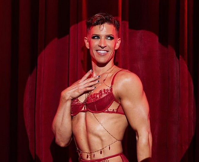 Dalam pemotretan tersebut, jake tersebut mengenakan set pakaian dalam berenda warna merah tua yang dilengkapi dengan suspender. Jake berpose dengan senyuman menggoda dan memamerkan tubuh atletisnya. Foto: dok. Instagram/@jakedupree