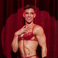 Dalam pemotretan tersebut, jake tersebut mengenakan set pakaian dalam berenda warna merah tua yang dilengkapi dengan suspender. Jake berpose dengan senyuman menggoda dan memamerkan tubuh atletisnya. Foto: dok. Instagram/@jakedupree