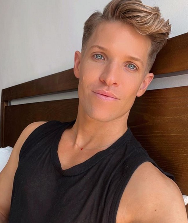 Jake DuPree, model dan penari yang menyebut dirinya sebagai non-biner itu menjadi model untuk kampanye iklan dari brand pakaian dalam Honey Birdette. Foto: dok. Instagram/@jakedupree