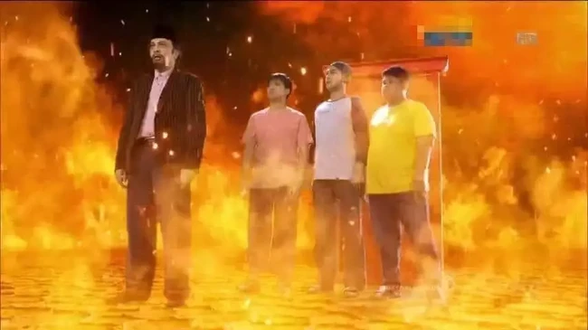 Berada di tengah api tapi tidak merasa kepanasan sedikitpun. Justru semuanya malah terlihat santai. Apakah mungkin mereka memiliki kekuatan super? Foto: Facebook/@FTVrelijih