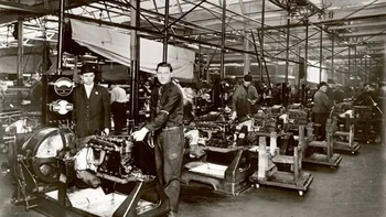 Henry Ford merancang pabrik mobil Ford dengan sistem assembly line atau perakitan tahun 1910. Sistem ini merevolusi industri manufaktur modern. Foto: Rare Historical Photos