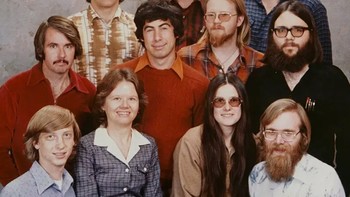Microsoft didirikan Bill Gates dan Paul Allen pada 4 April 1975 dan sukses berkat jualan OS bernama MS-DOS lalu Windows. Ini foto tim pertama Microsoft. Ayo tebak Bill Gates yang mana? Foto: Rare Historical Photos