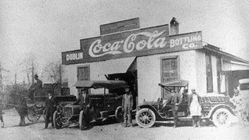Toko Coca-Cola di Dublin, Georgia tahun 1912. Ini awalnya minuman obat ciptaan John Stith Pemberton di Atlanta. Bahan utamanya daun coca dan kacang cola, sisanya dirahasiakan. Foto: Rare Historical Photos