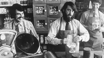 Starbucks didirikan tahun 1971 oleh Jerry Baldwin, Zev Siegl dan Gordon Bowker di Pike Place Market, Kota Seatle. Awalnya toko biji kopi, lalu diubah jadi cafe oleh pemilik baru Howard Schults tahun 1980-an. Foto: Rare Historical Photos