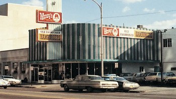 Dave Thomas mendirikan Wendys di Columbus, Ohio tahun 1969 dengan ciri daging burger kotak, bukan bulat. Wendy adalah nama anak keempat Dave. Foto: Rare Historical Photos