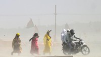 Kumarkhali, kota di distrik Kushtia, Bangladesh, juga menjadi daerah terpanas dengan suhu maksimum harian tercatat sebesar 51,2 derajat Celcius pada 17 April 2023. (Sanjay Kanojia/AFP via Getty Images)  