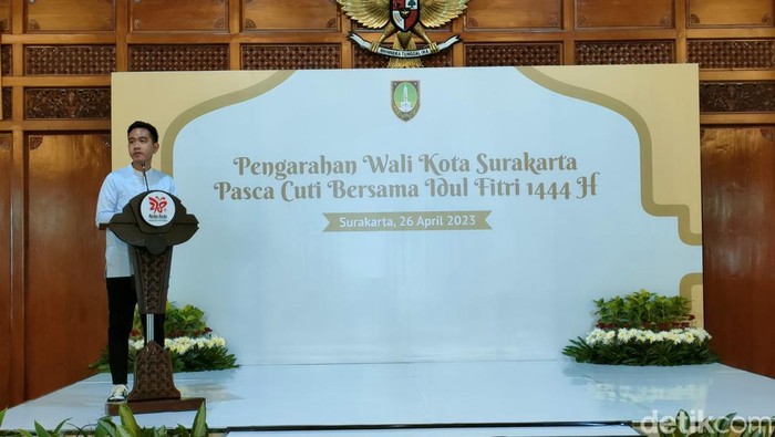 Wali Kota Solo Gibran Rakabuming Raka saat memberikan arahan pacacuti bersama Idul Fitri 1444 H di Pendapi Gede Balai Kota Solo, Rabu (26/4/2023).