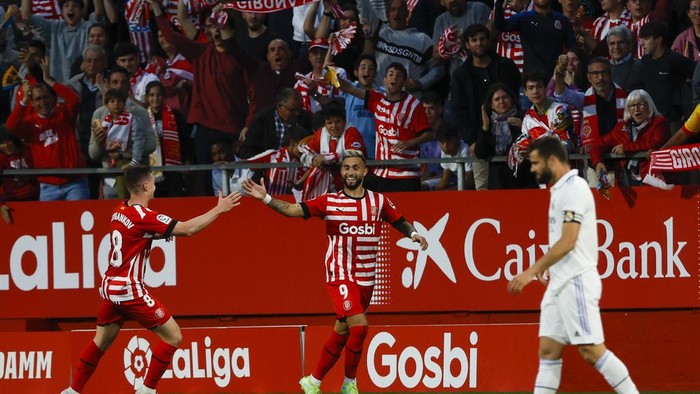 Gironas Taty Castellanos, center, celebrates with Gironas Viktor Tsyhankov after scoring his sides opening goal during a Spanish La Liga soccer match between Girona and Real Madrid, at the Montilivi stadium in Girona, Spain, Tuesday, April 25, 2023. (AP Photo/Joan Monfort)