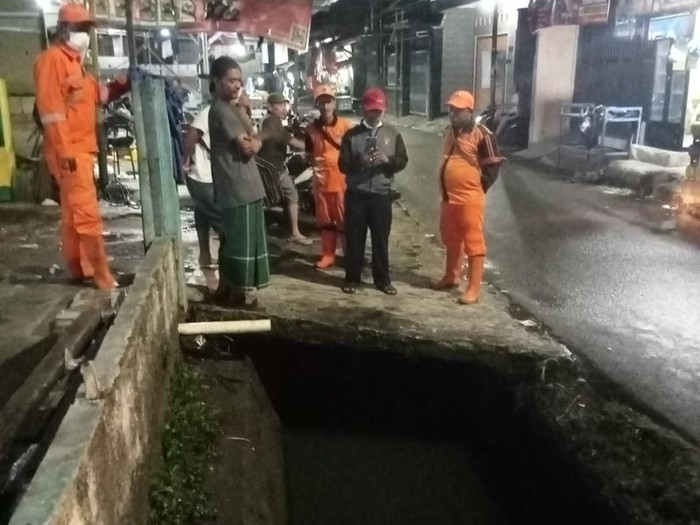 Got terbuka yang berbahaya dan bikin terperosok pemotor di Jl Kramat Tengah, Kampung Tengah, Kramat Jati, Jaktim. (Dok Kelurahan Kampung Tengah)