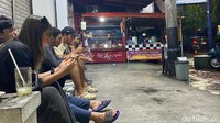 Meski bukanya malam, tempat makan gudeg ini nyatanya selalu ramai pembeli. Kebanyakan pelanggannya adalah anak muda Jogja yang makan gudeg sekaligus nongkrong. 