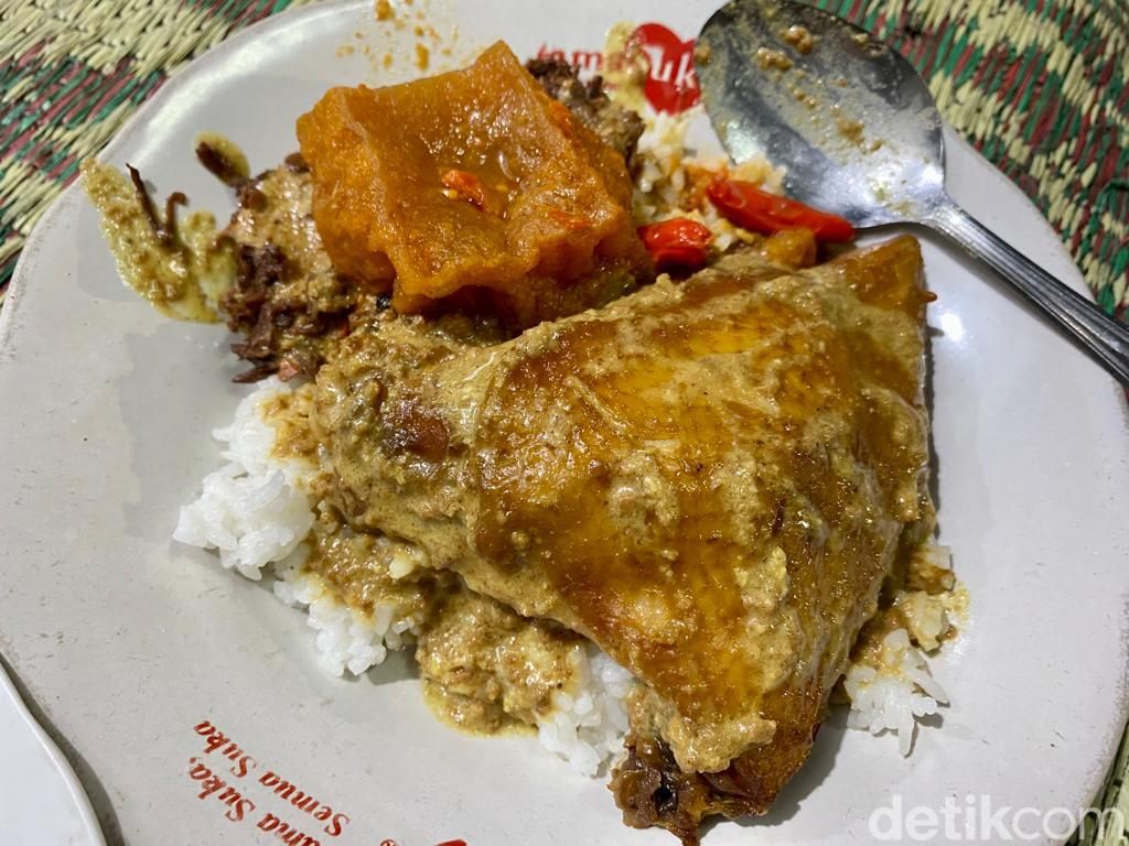 Gudeg Bromo: Pedas Nonjok! Nasi Gudeg Plus Krecek Buatan 'Bu Tekluk'