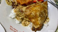 Mau yang lebih lengkap? Kamu bisa cicip nasi gudeg dengan lauk potongan ayam kampung yang gurih juicy. Harga termahalnya sekitar Rp 52 ribu.