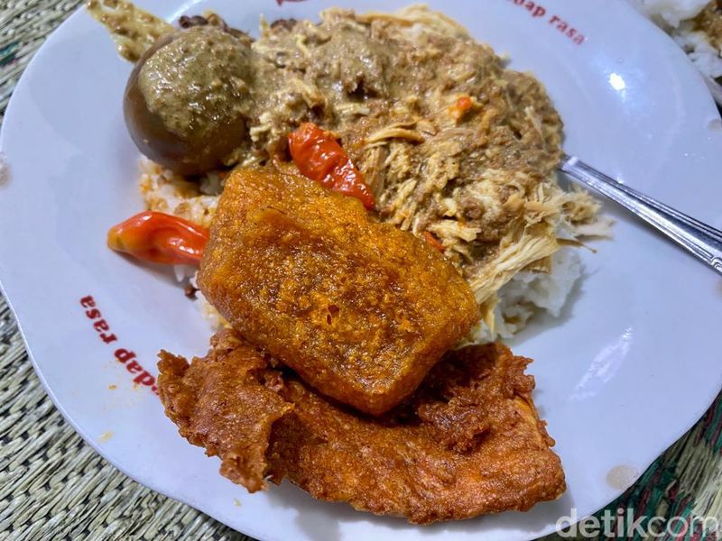  Pedas Nonjok! Nasi Gudeg Plus Krecek Buatan 'Bu Tekluk'