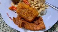 Nasi gudeg dibanderol mulai dari Rp 13 ribu. Kamu bisa menambah aneka lauk seperti telur.