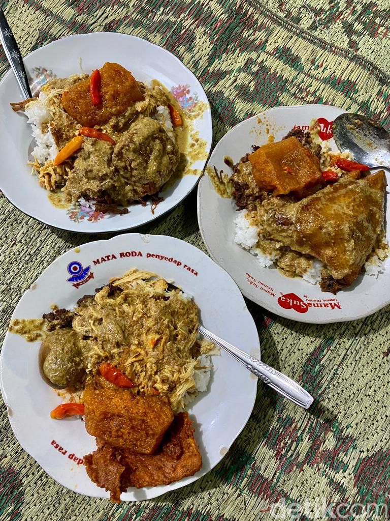 Gudeg Bromo: Pedas Nonjok! Nasi Gudeg Plus Krecek Buatan 'Bu Tekluk'
