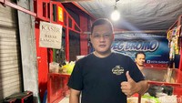 Ini dia sosok pengelola Gudeg Bromo Bu Tekluk. Namanya Pak Wanto yang merupakan anak perintisnya, ibu Sumijo.