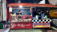 Gudeg Bromo Bu Tekluk berlokasi di Jl. Affandi No.2-A, Santren, Caturtunggal. Warung makan ini buka mulai pukul 23.00 hingga 05.00 dini hari.