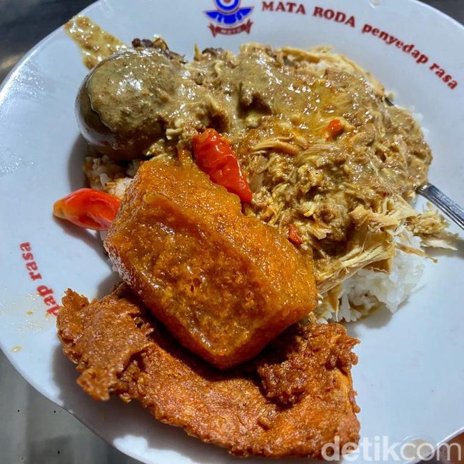Buka Sampai Subuh! Gudeg Bromo Bu Tekluk Punya Krecek Pedas Bikin Nagih