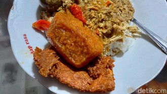 Buka Sampai Subuh! Gudeg Bromo Bu Tekluk Punya Krecek Pedas Bikin Nagih