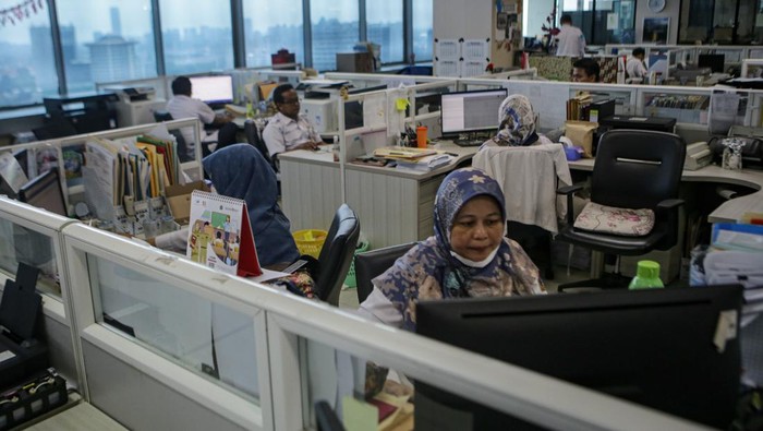 Sejumlah Aparatur Sipil Negara (ASN) Pemprov DKI Jakarta bekerja pada hari pertama kerja di Balai Kota DKI Jakarta, Jakarta, Rabu (26/4/2023). ASN Pemprov DKI Jakarta dijadwalkan masuk pada Rabu (26/4/2023) pukul 07.30 WIB setelah libur cuti bersama Idul Fitri pada 19-25 April 2023. ANTARA FOTO/Fauzan/foc.