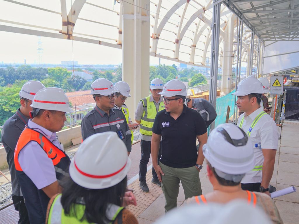 Hari pertama usai Cuti Bersama Idul Fitri 2023, Wakil Menteri II Kementerian BUMN Kartika Wirjoatmodjo langsung bergerak cepat untuk memastikan penyelesaian proyek Kereta Api Cepat Jakarta Bandung pada Rabu (26/4). (Dok. BUMN)