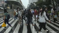 Usai cuti pertama nampak para pekerja beraktivitas usai cuti bersama libur Hari Raya Idul Fitri.