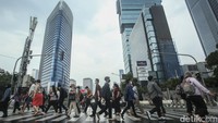 Sejumlah pekerja mulai masuk kerja meski Presiden Jokowi minta tunda balik mudik untuk mengurangi arus balik mudik 2023.