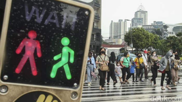 Hiruk Pikuk Hari Pertama Kerja Usai Cuti Lebaran Usai cuti bersama Lebaran 2023, sejumlah pekerja di Ibu Kota kembali masuk kerja di hari pertama. Hiruk pikuk terlihat di kawasan Thamrin.