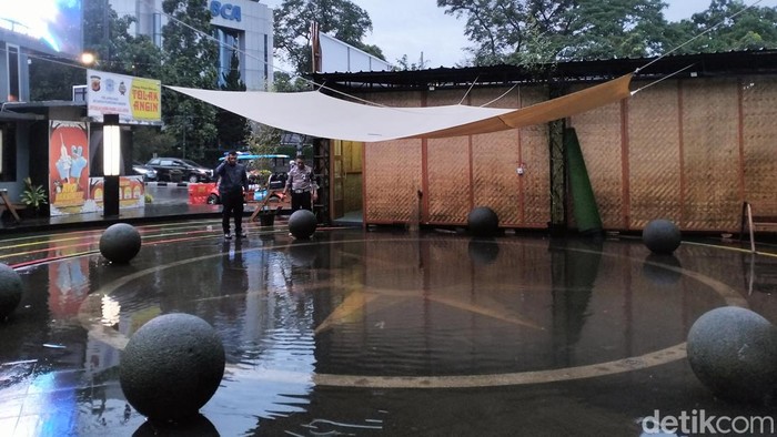 Hujan deras membuat Taman Cikapayang, Kota Bandung, terendam, Rabu (26/4/2023).