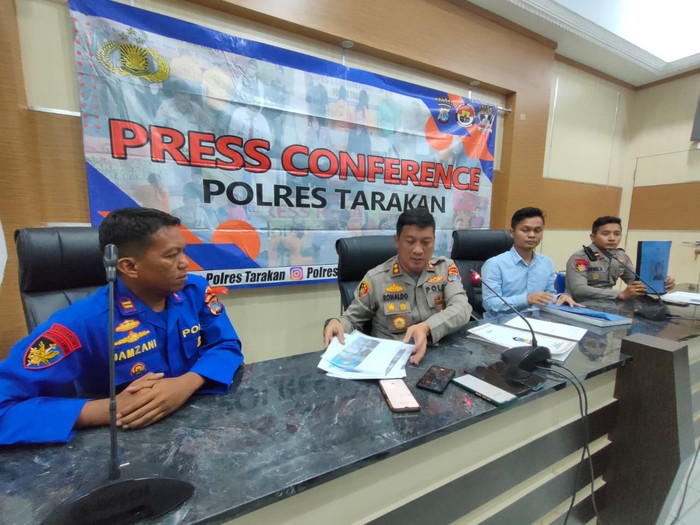 Indonesia Police Watch (IPW) menuding Kapolres Tarakan AKBP Ronaldo Maradona Siregar dan Kasat Reskrim Iptu M Khomaini memeras seorang pengusaha Bahan Bakar Minyak (BBM) jenis Bio Solar